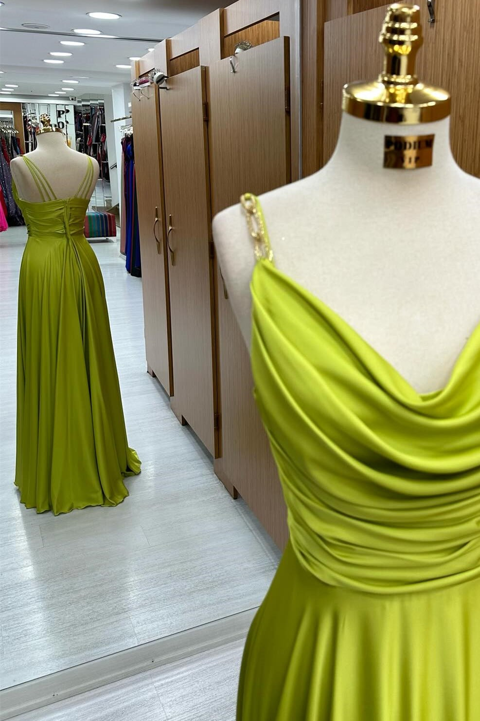 Olivgrünes A-Linien-Ballkleid mit Wasserfallausschnitt und Kettenträgern