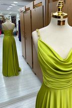 Olivgrünes A-Linien-Ballkleid mit Wasserfallausschnitt und Kettenträgern