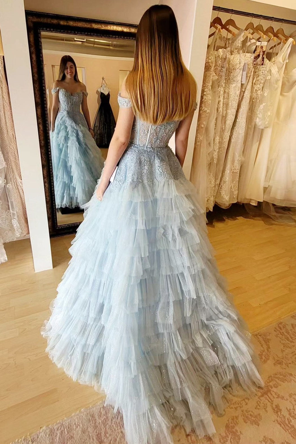 Vestido longo de baile azul claro com aplicações, folhos e camadas, decote ombro a ombro