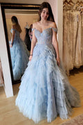Vestido longo de baile azul claro com aplicações, folhos e camadas, decote ombro a ombro