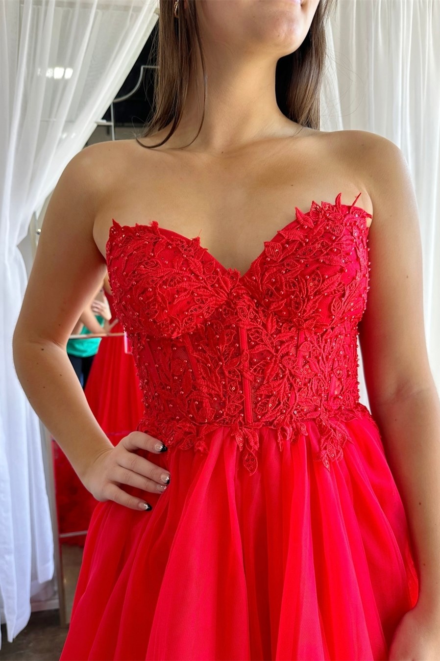 Vestido longo de baile com folhos e aplicações de tule em decote coração