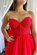 Vestido longo de baile com folhos e aplicações de tule em decote coração