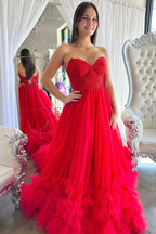 Vestido longo de baile com folhos e aplicações de tule em decote coração