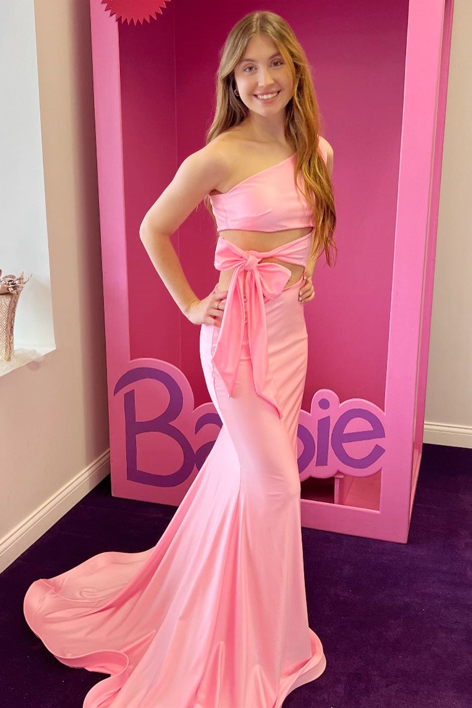 Langes Ballkleid in Trompetenform mit One-Shoulder-Ausschnitt