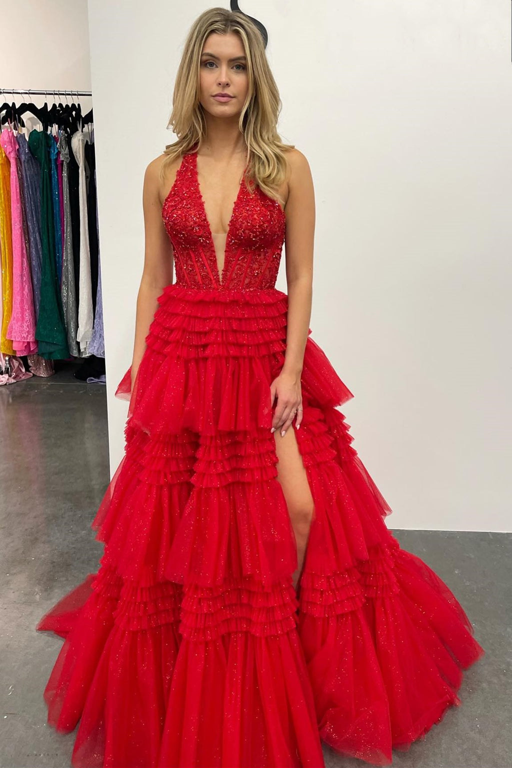 Ballkleid mit Neckholder, Rüschen und Tüllapplikationen