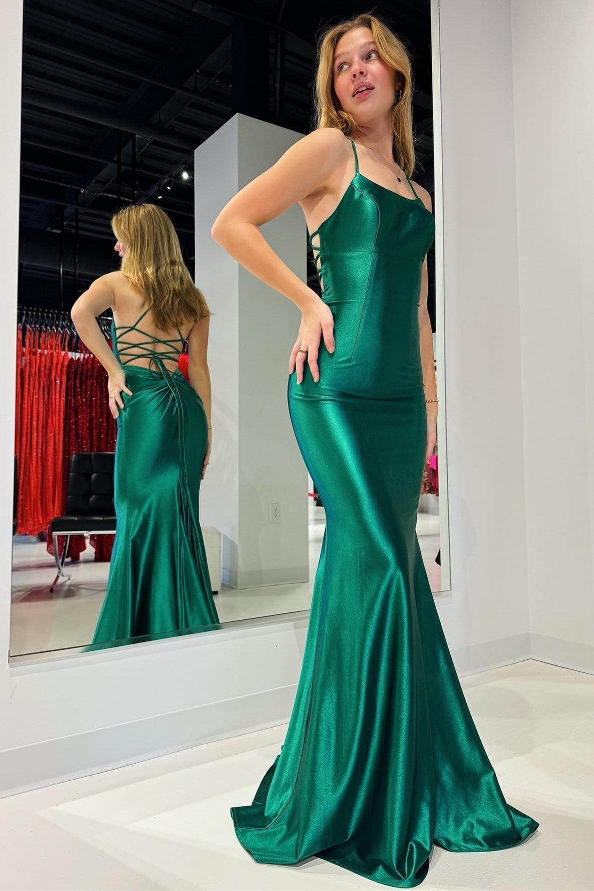 Abito lungo da sera verde smeraldo a sirena con scollo a barchetta e allacciatura in pizzo