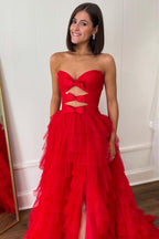 Vestido de baile sem alças com folhos em camadas e bolinhas, com recortes