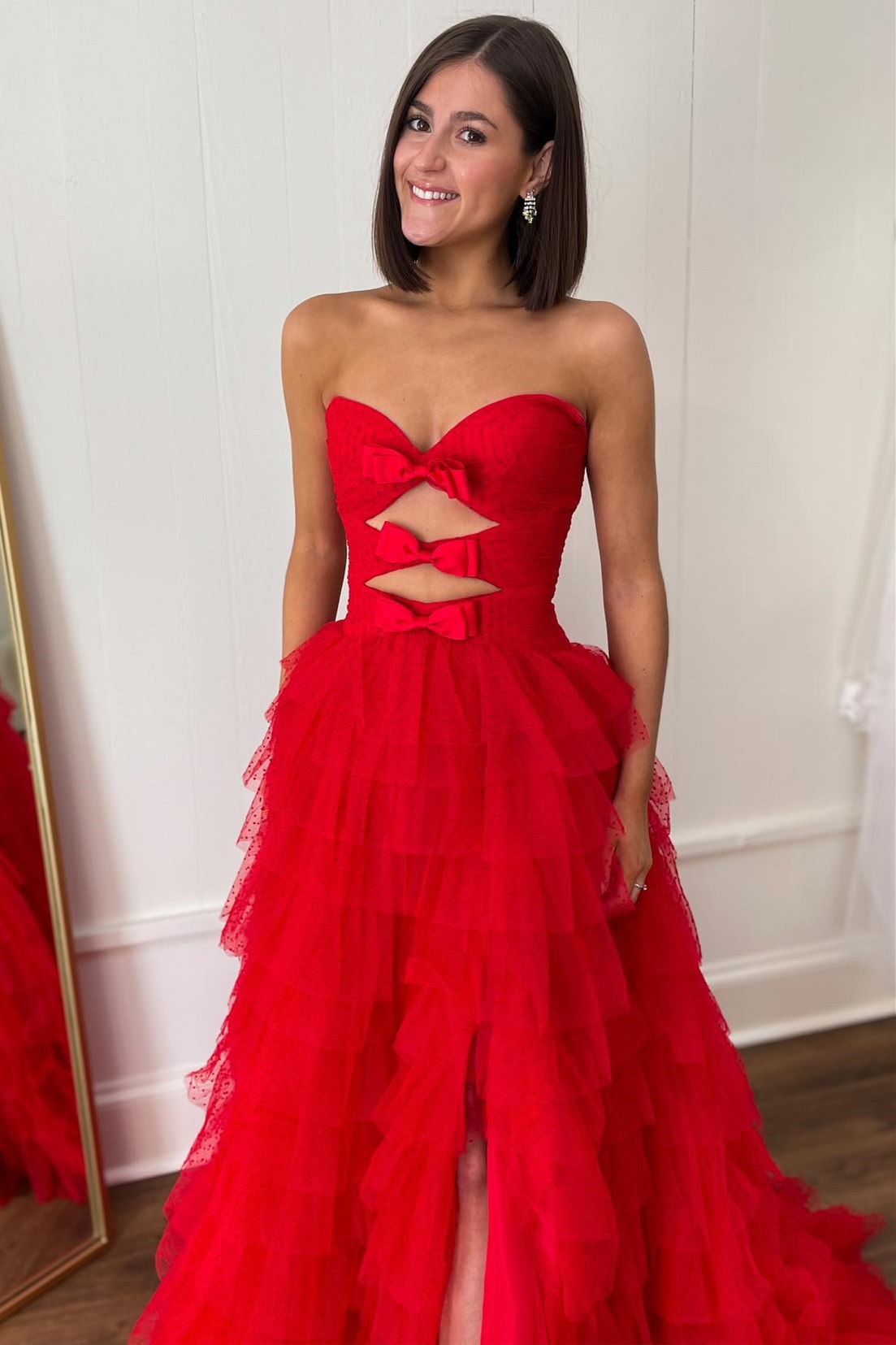 Vestido de baile sem alças com folhos em camadas e bolinhas, com recortes
