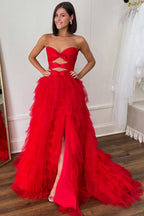 Vestido de baile sem alças com folhos em camadas e bolinhas, com recortes