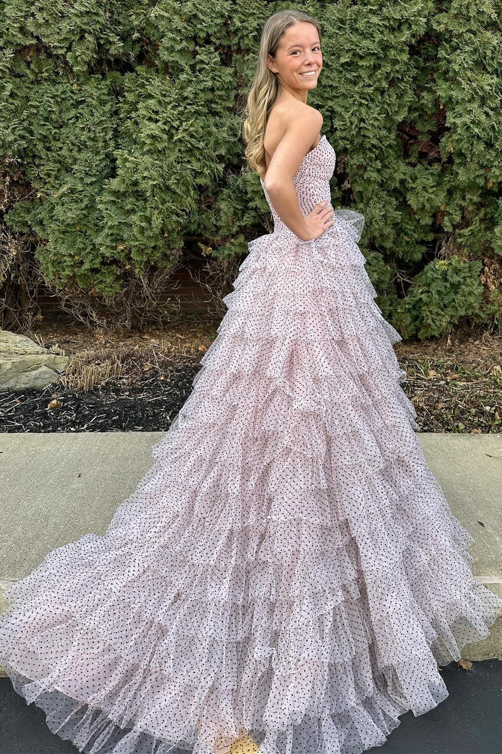 Vestido de baile sem alças com folhos em camadas e bolinhas, com recortes