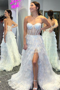 Langes Ballkleid mit Stufendesign, Korsett und Rüschen aus Glitzertüll und Schlitz