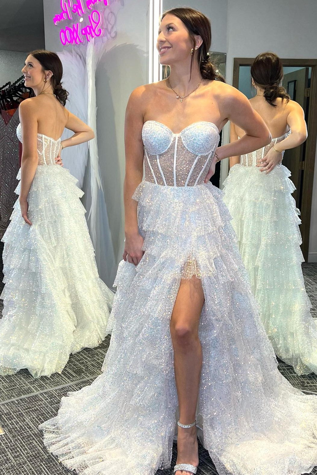 Langes Ballkleid mit Stufendesign, Korsett und Rüschen aus Glitzertüll und Schlitz