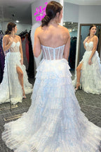 Langes Ballkleid mit Stufendesign, Korsett und Rüschen aus Glitzertüll und Schlitz