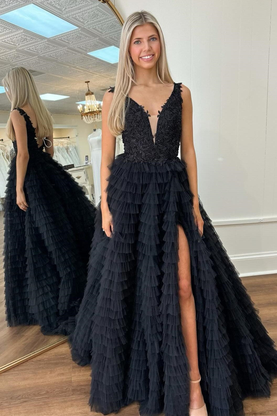 Vestido longo de baile com folhos em camadas e decote em bico com racha