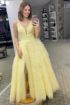 Vestido longo de baile com folhos em camadas e decote em bico com racha
