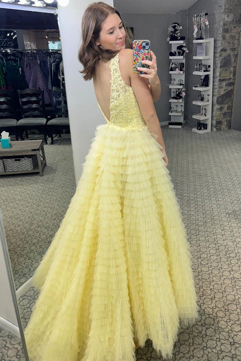 Vestido longo de baile com folhos em camadas e decote em bico com racha