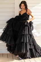 Vestido longo de baile com corpete, folhos em camadas e alças finas
