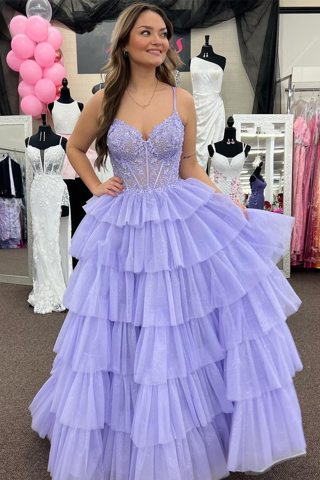 Vestido longo de baile com corpete, folhos em camadas e alças finas