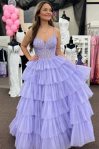 Vestido longo de baile com corpete, folhos em camadas e alças finas