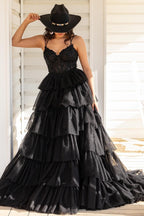 Vestido longo de baile com corpete, folhos em camadas e alças finas