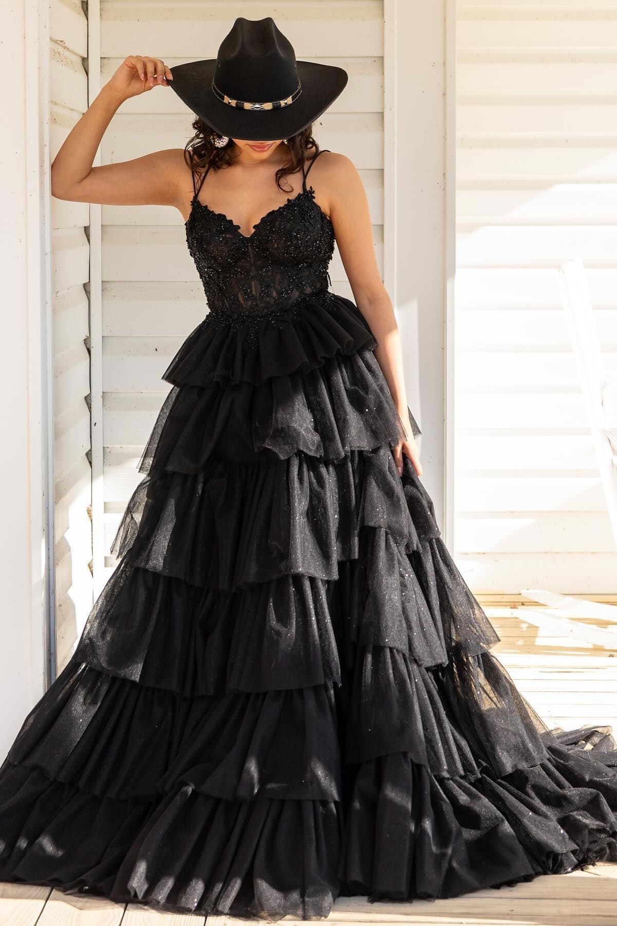 Vestido longo de baile com corpete, folhos em camadas e alças finas