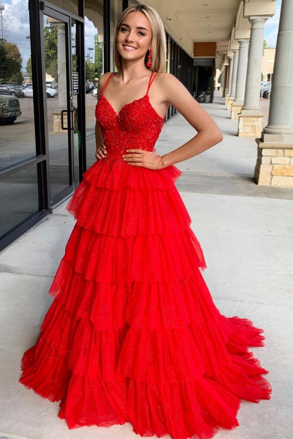Vestido longo de baile com corpete, folhos em camadas e alças finas