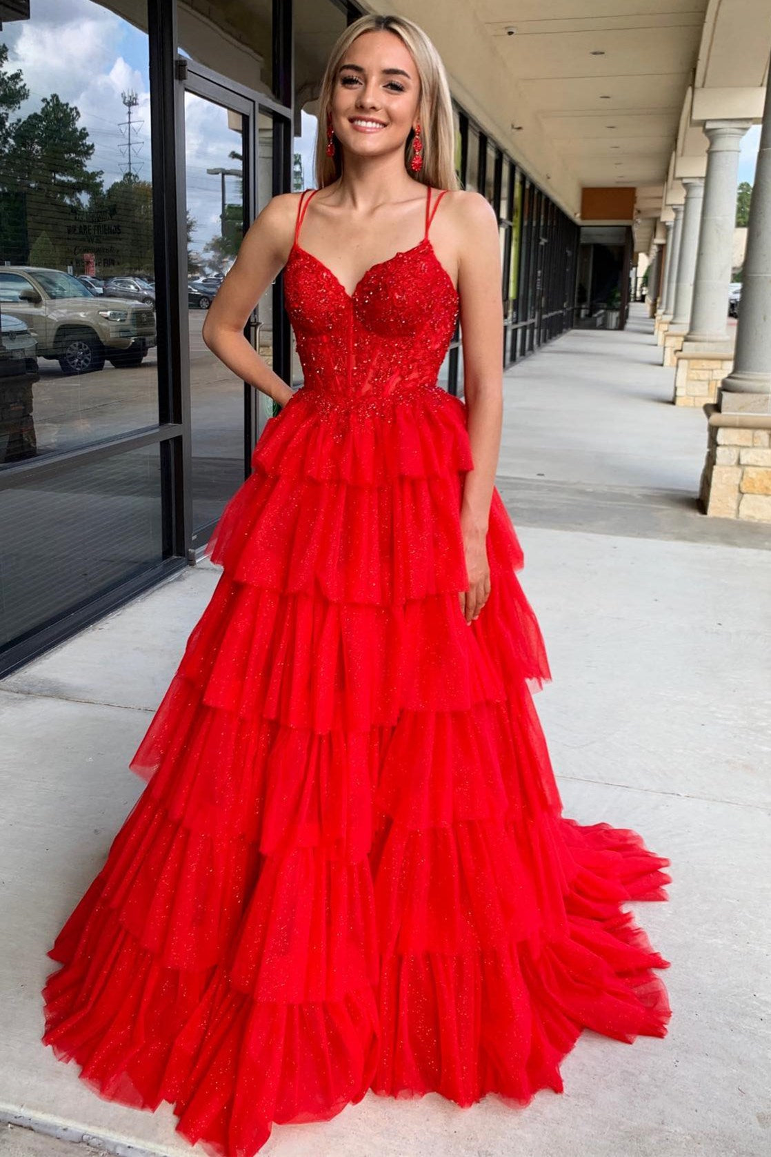 Vestido longo de baile com corpete, folhos em camadas e alças finas