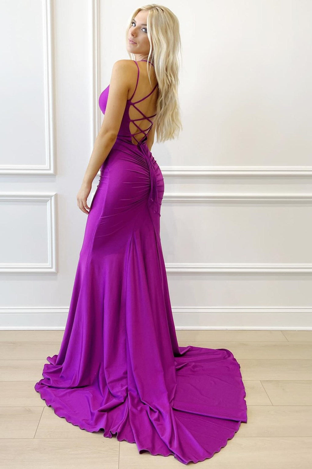 Abito lungo formale da sirena viola con scollo a V e allacciatura in pizzo