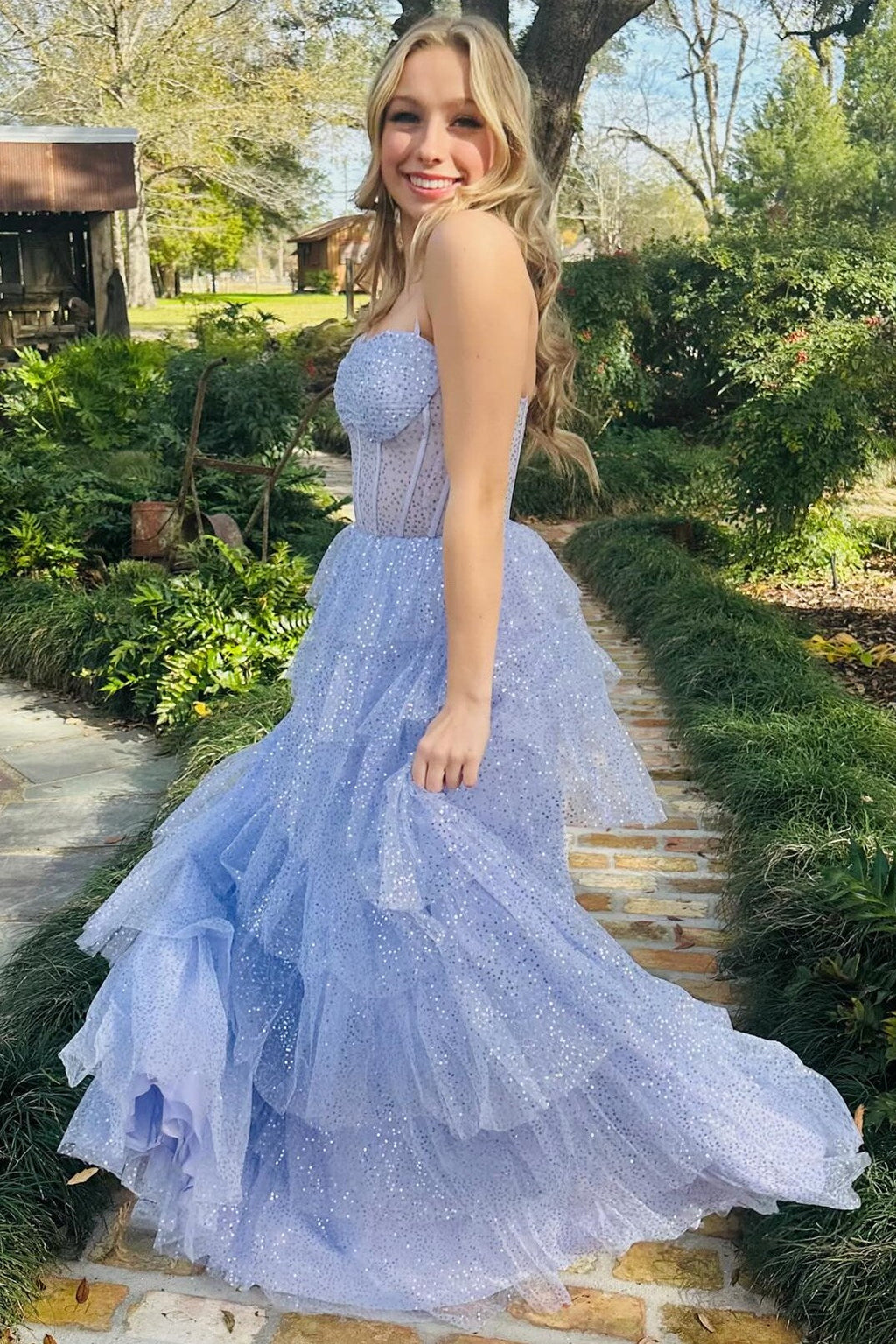 Lavendelfarbenes, langes Ballkleid aus Tüll mit Pailletten und Rüschen