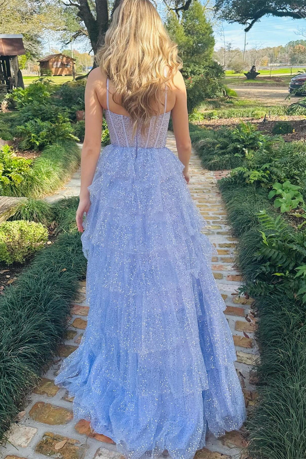 Lavendelfarbenes, langes Ballkleid aus Tüll mit Pailletten und Rüschen