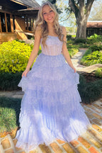 Lavendelfarbenes, langes Ballkleid aus Tüll mit Pailletten und Rüschen