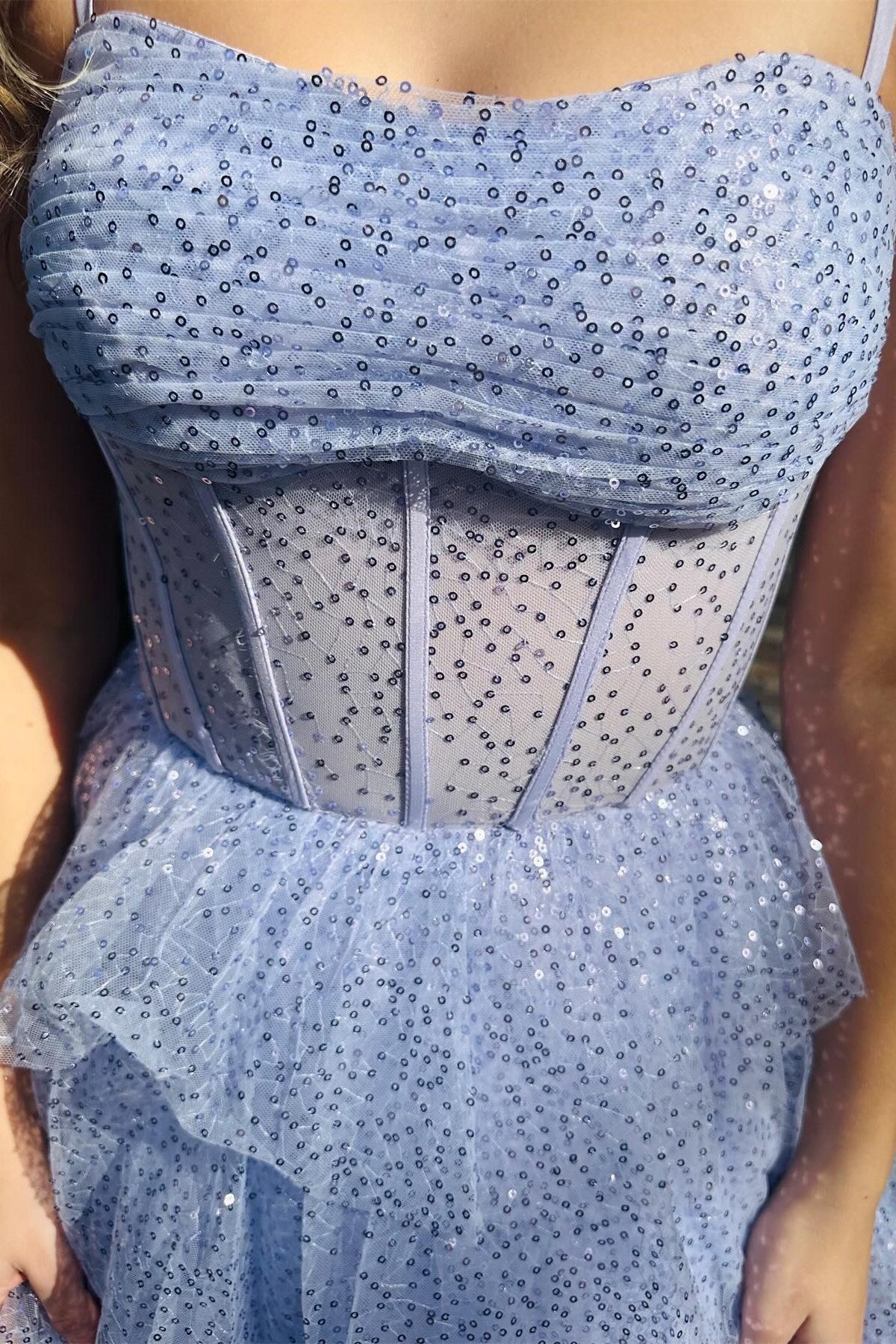 Lavendelfarbenes, langes Ballkleid aus Tüll mit Pailletten und Rüschen