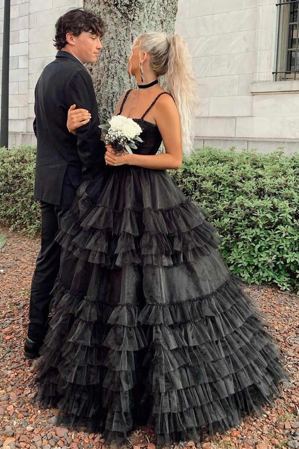 Vestido longo de baile com folhos em camadas, decote coração e contas