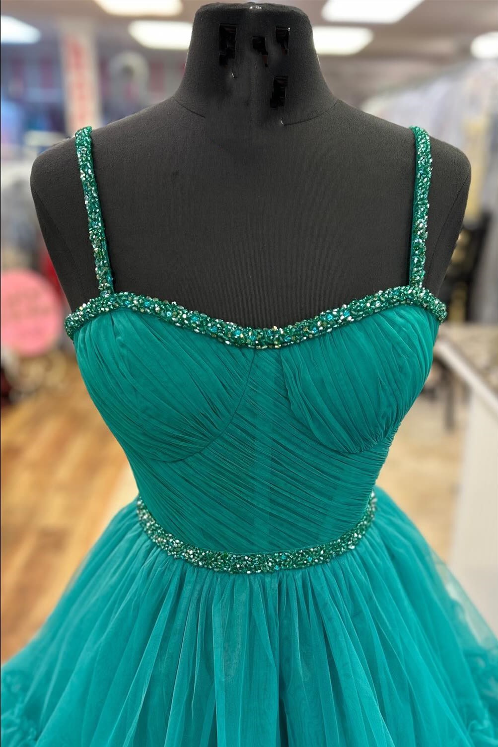 Vestido longo de baile com folhos em camadas, decote coração e contas