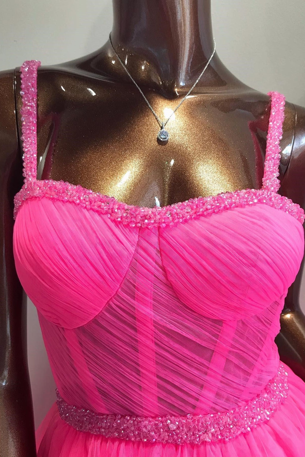 Vestido longo de baile com folhos em camadas, decote coração e contas