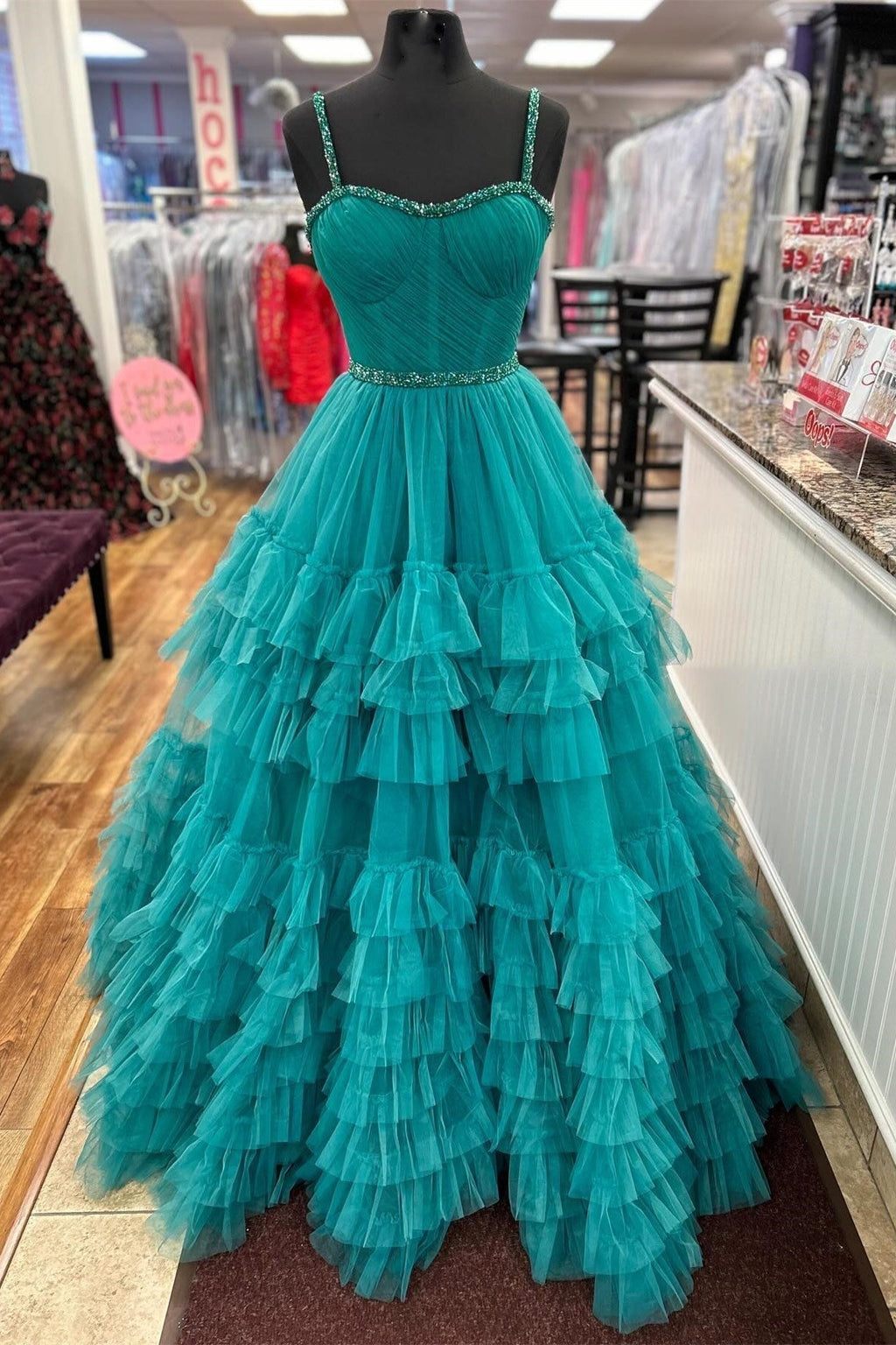 Vestido longo de baile com folhos em camadas, decote coração e contas