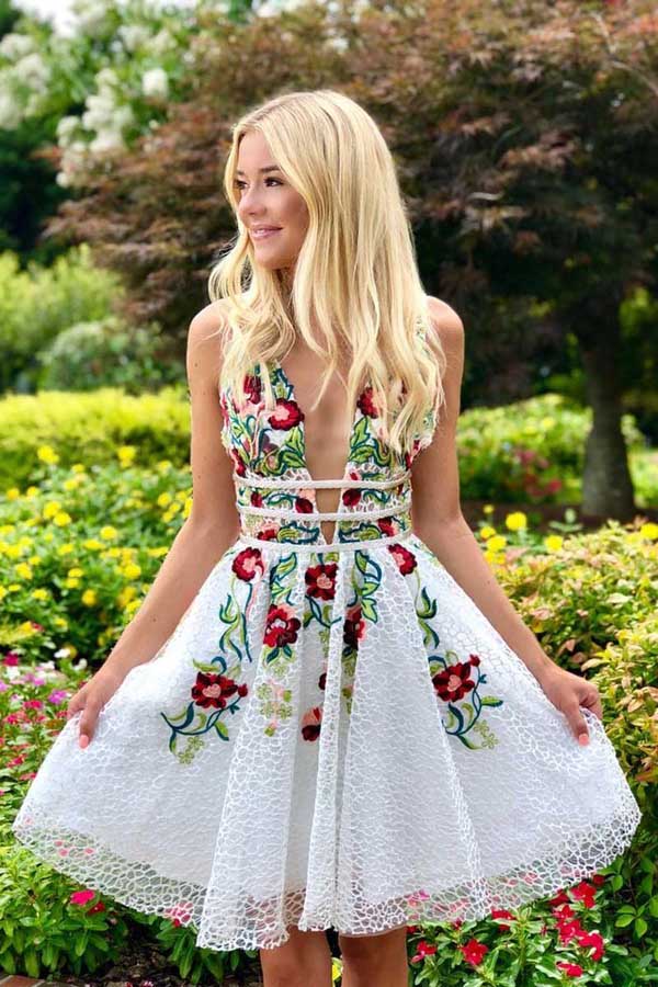 Abito semplice corto in pizzo con scollo a V bianco per festa di fine anno con applicazioni