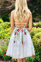 Abito semplice corto in pizzo con scollo a V bianco per festa di fine anno con applicazioni