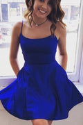 Schlichtes, kurzes Ballkleid aus Satin in Königsblau, Homecoming-Kleid mit Taschen