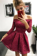 Abito da cerimonia bordeaux con pizzo e maniche lunghe scoperte sulle spalle