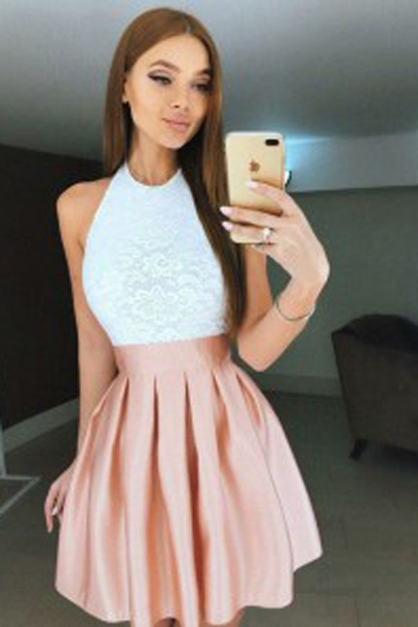 Robes courtes de retour à la maison en satin rose pâle, dentelle blanche, col licou, coupe droite formelle