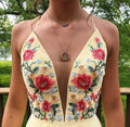 Schlichtes A-Linien-Heimkehrkleid aus Chiffon mit V-Ausschnitt, überkreuztem Rücken und Stickerei