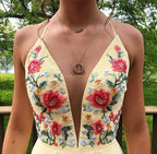 Schlichtes A-Linien-Heimkehrkleid aus Chiffon mit V-Ausschnitt, überkreuztem Rücken und Stickerei