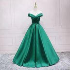 Vestido de noite verde de cetim com ombros descobertos s16