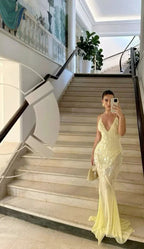 فستان سهرة أصفر من الشيفون برقبة على شكل حرف V وتصميم حورية البحر مزين بالترتر موديل Y7892