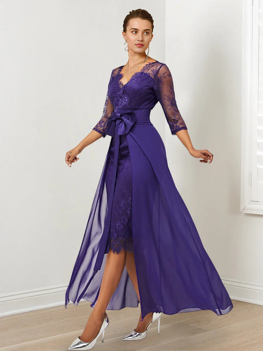 Etui-/Säulen-Spitzenkleid mit V-Ausschnitt für die Brautmutter mit Watteau-Schleppe
