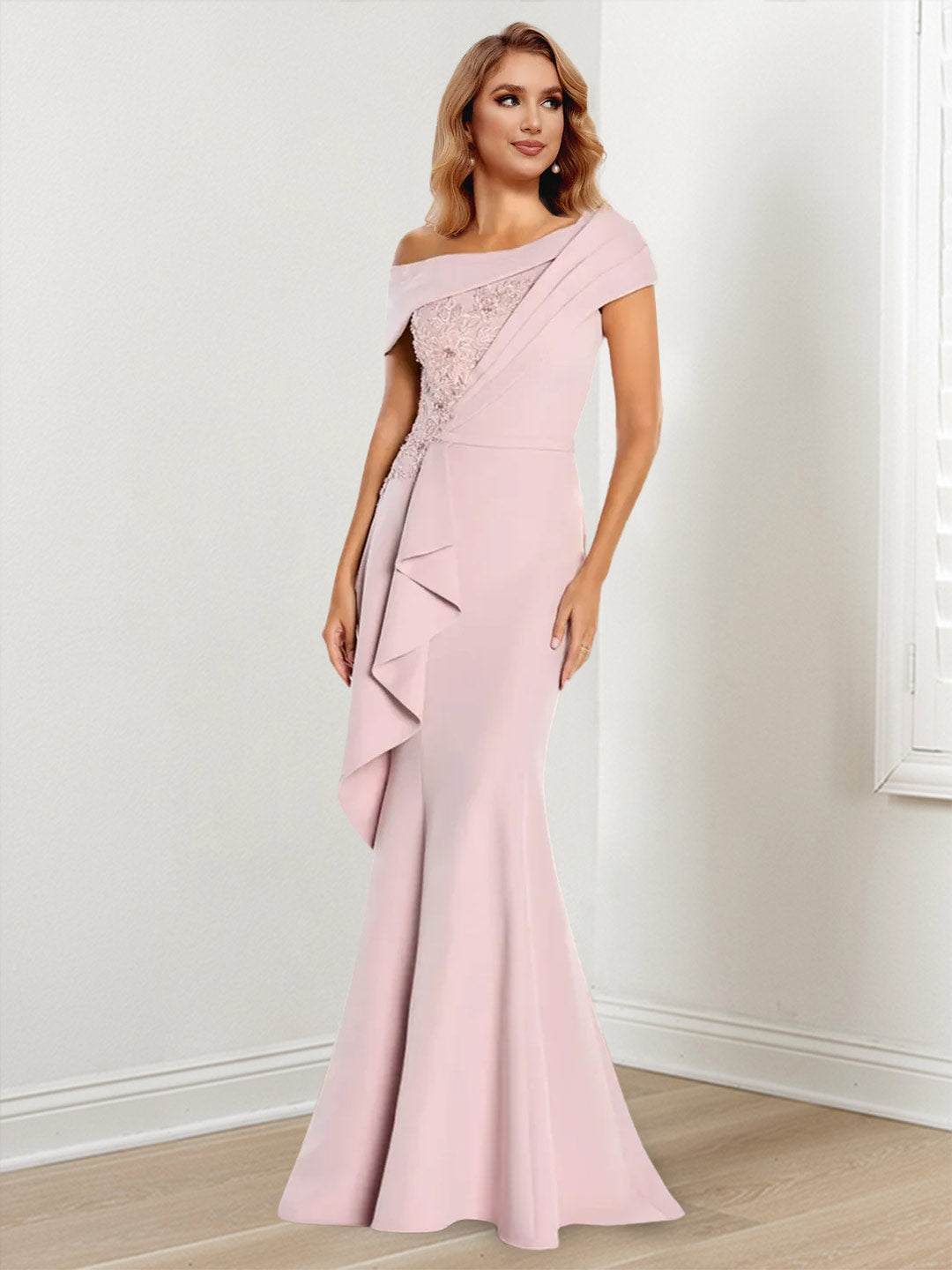 Vestido de renda para mãe da noiva com silhueta de um ombro e trompete de manga comprida