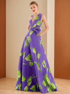 Vestido floral com decote em V sem mangas e cinto para mãe da noiva