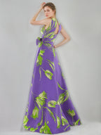 Vestido floral com decote em V sem mangas e cinto para mãe da noiva