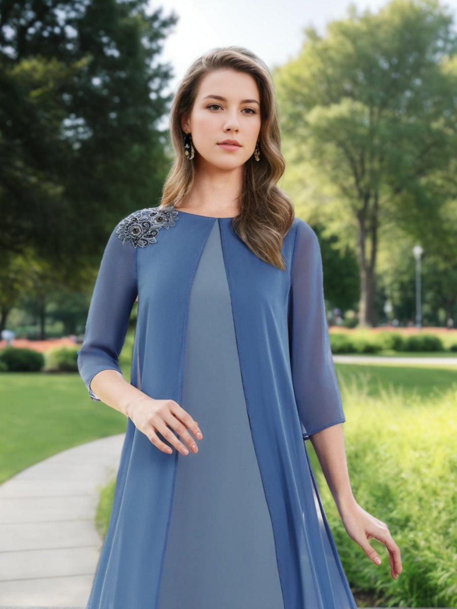 Vestido até ao chão para mãe da noiva com decote joia e capa de chiffon
